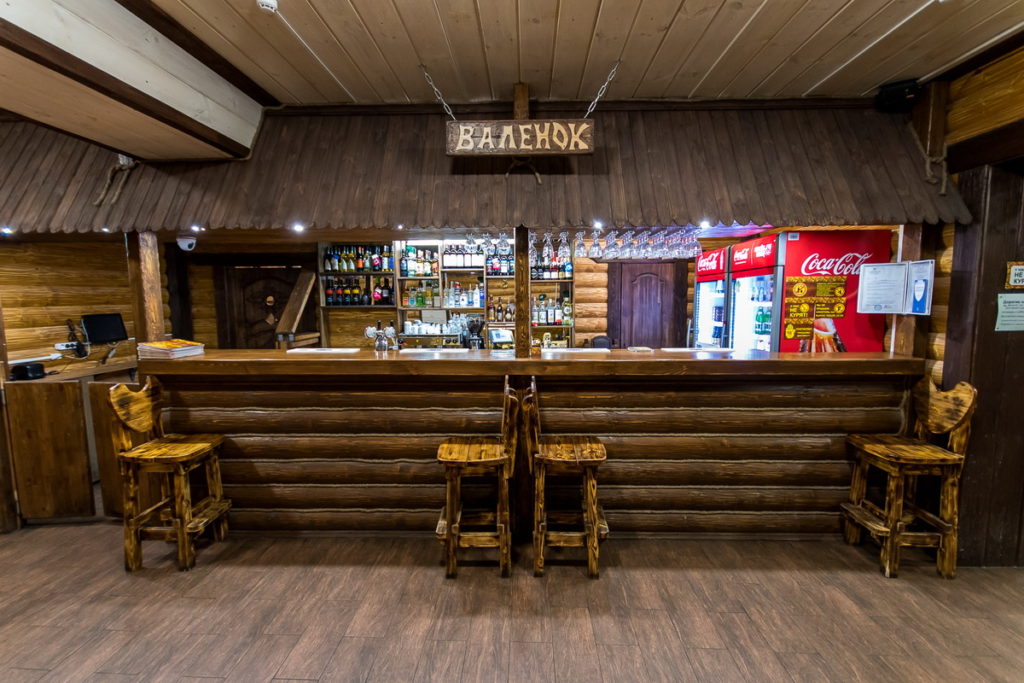 Деревянная барная стойка в кафе, барные стулья